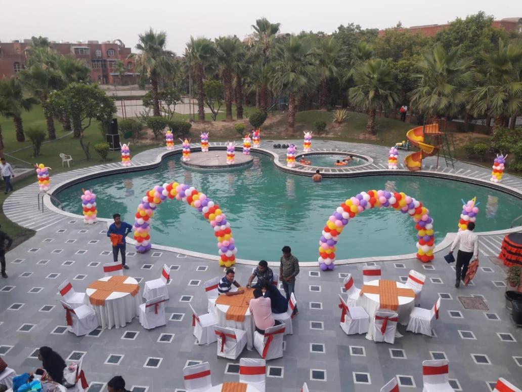 แมคสัน รีสอร์ต วรินทาวัน Hotel Kosi ภายนอก รูปภาพ